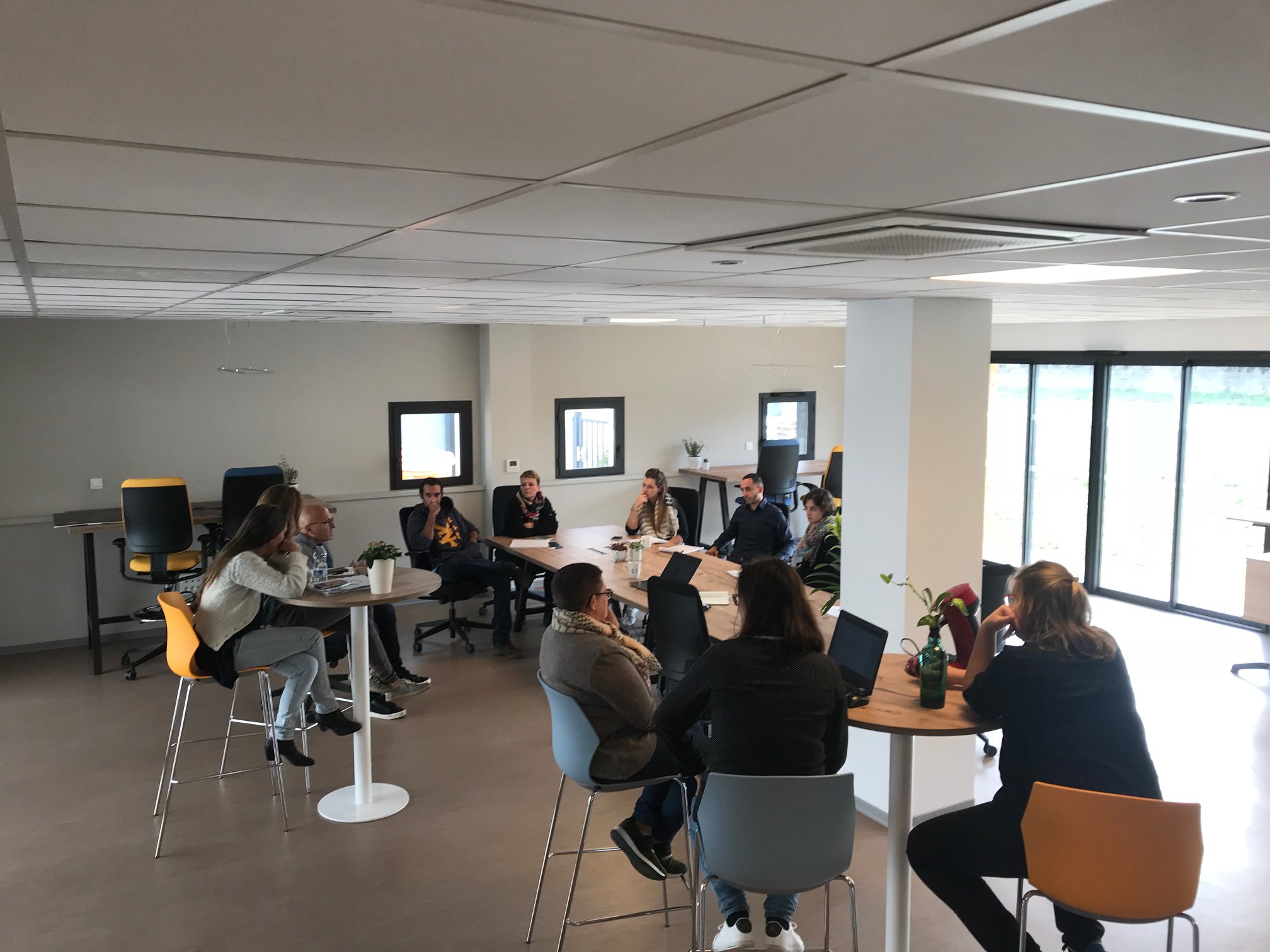 espace co-working travail groupe*
